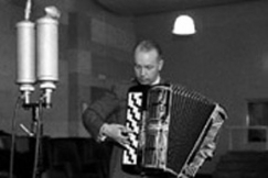 Kuva: Viljo Vesterinen Yleisradion studiossa. (1945) YLE Valokuva-arkisto.