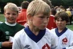 Kuva: Sami Hyypi juniorina Helsinki Cupissa 1985 (iso kuva) ja tv-haastattelussa 2005 (pieni kuva). YLE kuvanauha.