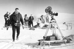 Kuva: Eksoottinen Lappi oli yksi suosituimpia lyhytelokuvien aiheita television alkuaikona. Kuvaaja Veikko Mrd ja filmikamera.
(1963) YLE kuvapalvelu.