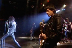Kuva: Joey Ramone ja Dee Dee Ramone Provinssirockissa (1988). YLE kuvanauha.