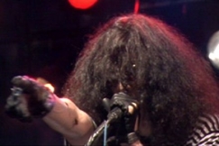 Kuva: Joey Ramone laulaa Provinssirockissa (1988). YLE kuvanauha.
