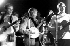 Kuva: Hootenanny Trio esiintyy folk-klubilla. (1966) YLE kuvanauha.