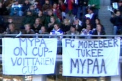 Kuva: MyPan kannattajia jalkapallokatsomossa. (1995) YLE kuvanauha.