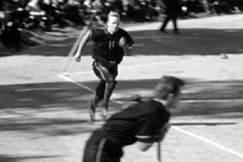 Kuva: Juoksija kotiutuu It-Lnsi-ottelussa. (1962) YLE kuvanauha.