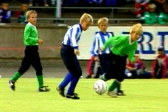 Kuva: Juniorien jalkapallo-ottelu Helsinki Cupissa. (1990) YLE kuvanauha.