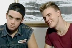 Kuva: Robbie Williams ja Gary Barlow haastattelussa vuonna 1992. YLE kuvanauha.