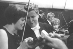 Kuva: Radion sinfoniaorkesterin muusikoita valmistautumassa konserttiin. (1969) YLE kuvanauha.