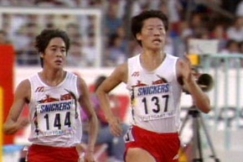 Kuva: Naisten 3000 m MM-juoksun voittajat Qu Yunxia ja Zhang Linli. (1993) YLE kuvanauha.