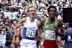Kuva: Martti Vainio ja Etiopian Wodajo Bulti 5000 metrin kilpailussa. (1983) YLE kuvanauha.