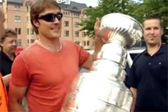 Kuva: Teemu Selänne ja Stanley Cup -pokaali 2007. YLE kuvanauha