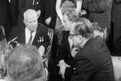 Kuva: Pministeri Ahti Karjalainen ja psihteeri Hrutov Moskovassa elokuussa 1963. YLE kuvanauha.