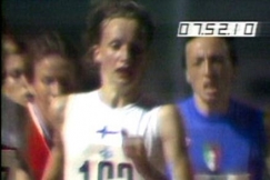 Kuva: Nina Holmn johtaa 3000 metrin juoksua EM-kisoissa. (1974) YLE kuvanauha.