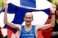 Kuva: Maratonin Euroopan mestari Janne Holmn kunniakierroksella. (2002) YLE kuvanauha.