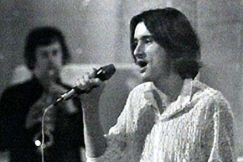 Kuva: Frank Robson laulaa. (1970) YLE kuvanauha.