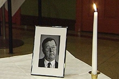 Kuva: Kalevi Sorsan muistokynttil�. YLE kuvanauha.