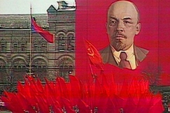 Kuva: Leninin kuva ja Neuvostoliiton lippuja. YLE kuvanauha/Neuvostoliiton TV.