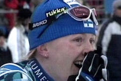 Kuva: Virpi Kuitunen maalissa. (2001) YLE kuvanauha.