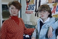 Kuva: Kaksi tytt 80-luvun vaatteissa. YLE kuvanauha. 