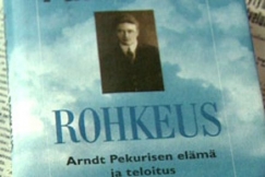 Kuva: Erno Paasilinnan kirja Rohkeus - Arndt Pekurisen elm ja teloitus. (