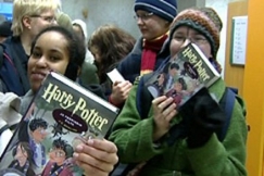 Kuva: Harry Potter -faneja kirjakaupassa. YLE kuvanauha.