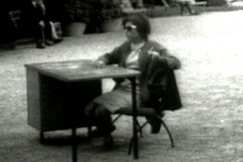 Kuva: Nainen istuu pydn ress Esplanadin puistossa. (1963) YLE kuvanauha. 