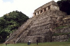Kuva: Maya-temppelin raunio Meksikossa. (1999) Jussi Mankkinen.
