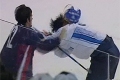 Kuva: David Backes ja Anssi Salmela tappelussa Suomi-USA-ottelussa. (2008) YLE kuvanauha.