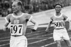 Kuva: Paavo Nurmi juoksee Amsterdamin olympialaisissa. (1928) Suomen urheilumuseo.