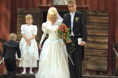 Kuva: Satu ja Antti vihittiin Karunan kirkossa (1996) YLE kuvanauha.
