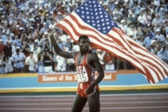 Kuva: Carl Lewis juhlii 100 metrin olympiavoittoaan. (1984) AP, Pressfoto