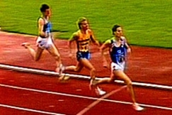 Kuva: 800 metrin juoksijat loppusuoralla, Ari Suhonen johdossa. (1987) YLE kuvanauha.