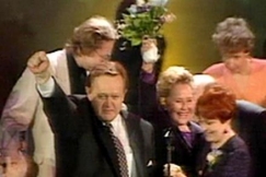 Kuva: Vastavalittu presidentti Ahtisaari perheineen (1994). YLE kuvanauha.