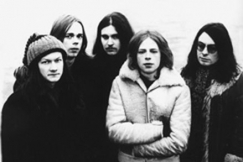 Kuva: Jukka Gustavson, Pekka Rechardt, Pekka Pohjola, Ronnie sterberg, Jim Pembroke. (1974) Julkaistu Love Recordsin luvalla.