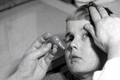 Kuva: Lääkäri sovittaa silmäproteesia lapsipotilaalle (1953). Lii-Filmi / YLE.