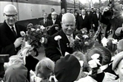 Kuva: Presidentti Kekkonen ja NL:n pääministeri Hrutsev Helsingin rautatieasemalla 2.9.1960. Lii-Filmi / YLE.