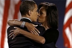 Kuva: Barack ja Michelle Obama suutelevat vaalituloksen ratkettua (2008). Kuva: CBSN