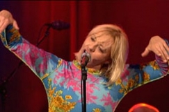 Kuva: Marjo Leinonen Malja Gstalle -konsertissa. (2004) YLE kuvanauha.