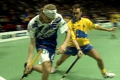 Kuva: Suomi ja Ruotsi salibandyn MM-finaalissa. (1996) YLE kuvanauha.