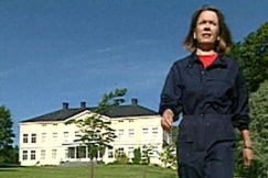 Kuva: Hakoisten kartanon emnt Riitta Rosenberg matkalla navettaan (2000). YLE kuvanauha.