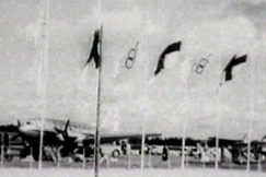 Kuva: Olympialiput liehuvat Seutulan lentokentll (1952). Lii-Filmi/ YLE.