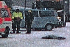Kuva: Tiell kaatunut polkupyr ja sen takana ambulanssi. YLE kuvanauha. 