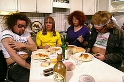 Kuva: Pasi, Satu, Tuija ja Kimmo syvt illallista. YLE kuvanauha. 