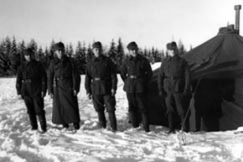 Kuva: Sotilaita puolijoukkueteltan edessä Hatjalahdessa, Viipurinlahdella. Eino Nurmi.1939-12