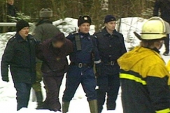 Kuva: Poliisit taluttavat talosta pidtetty nuorta miest. YLE kuvanauha. 