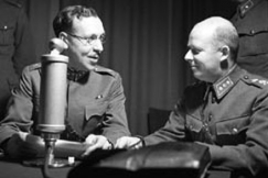 Kuva: Kapteeni, kirjailija Reino Palmroth (vas) tekee radio-ohjelmaa. (1940) YLE valokuva-arkisto.
