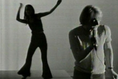 Kuva: New Joys -yhtyeen solisti Benno (Nils Blumm) ja tanssija (1969). YLE kuvanauha.