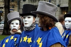Kuva: Naamioituneita miehi EU:n vastaisessa mielenosoituksessa (1999). YLE kuvanauha.