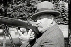 Kuva: P. E. Svinhufvud ampuu kivrill Kultarannan pihalla (1932). Aho & Soldan / YLE.