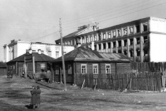 Kuva: Petroskoi (Äänislinna) Itä-Karjalassa. Osittain tuhoutunut yliopisto ja asuinrakennuksia(1940-luku). Eino Nurmi.