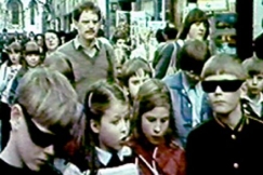 Kuva: Jukka Rekola, Elisa Tarnaala, Kristiina Mitrovitch ja Heikki Rekola luokkakavereineen Pariisin katuhlinss (1981). Lii-Filmi Oy.